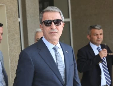 «Πολεμική» συνάντηση Ακάρ με την στρατιωτική ηγεσία της Τουρκίας για τη Συρία